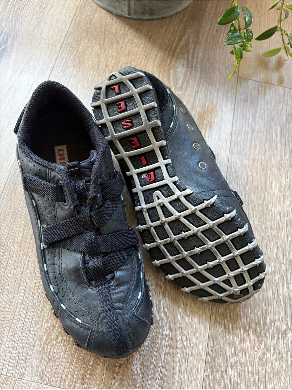 Vintage Y2K Diesel Explorer Vega Black Leather Strap Sneakers